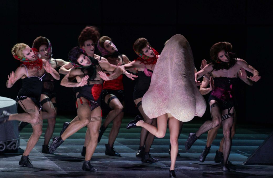 <i>La nariz</i> rodeada de bailarines &copy; Javier del Real | Teatro Real