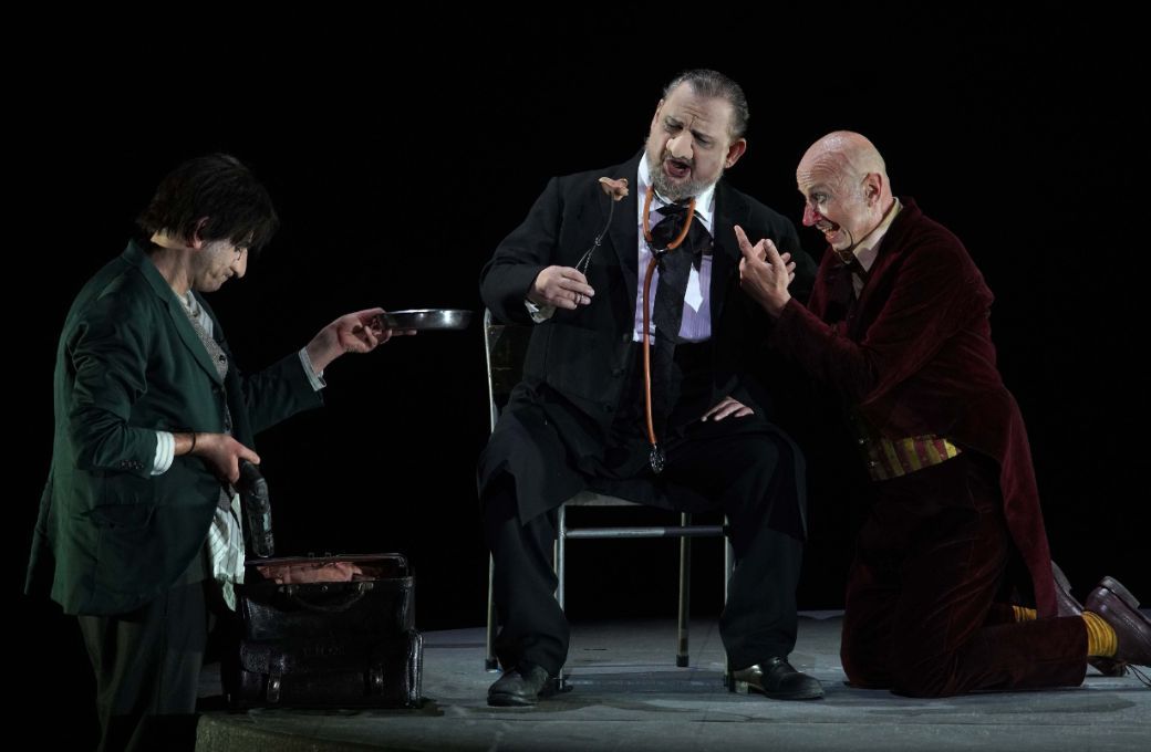 Vasily Efimov (Iv&aacute;n), Alexander Teliga (m&eacute;dico) y Martin Winkler (Plat&oacute;n Kuzmitch Kovaliov) &copy; Javier del Real | Teatro Real