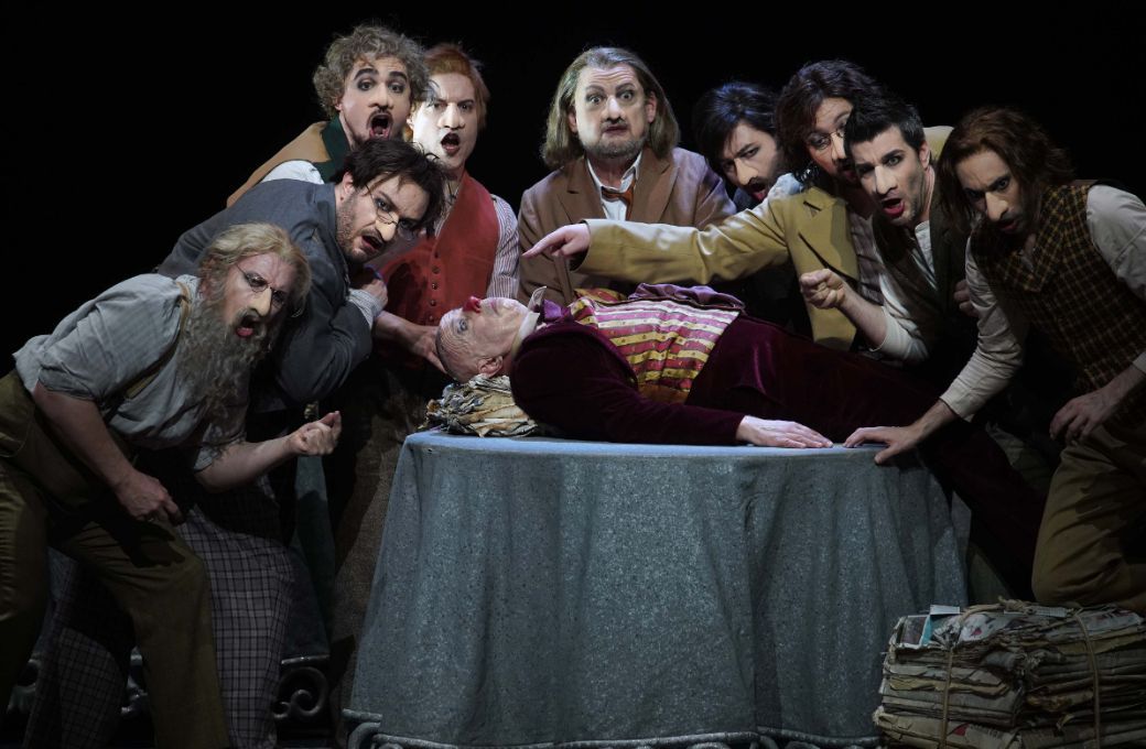 Martin Winkler (Platon Kuzmich Kovalyov), Alexander Teliga (oficinista en el peri&oacute;dico) y el coro &copy; Javier del Real | Teatro Real