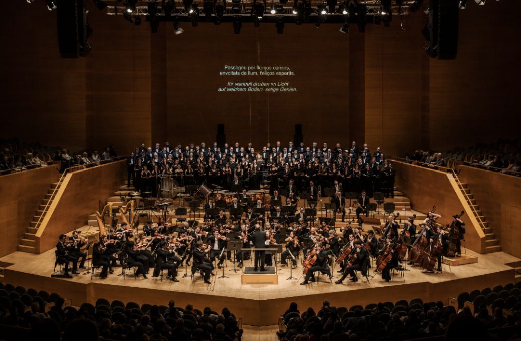 Ludovic Morlot al frente de la OBC, el Cor de Cambra del Palau de la M&uacute;sica y el Orfe&oacute; Catal&agrave; &copy; May Zircus | L'Auditori