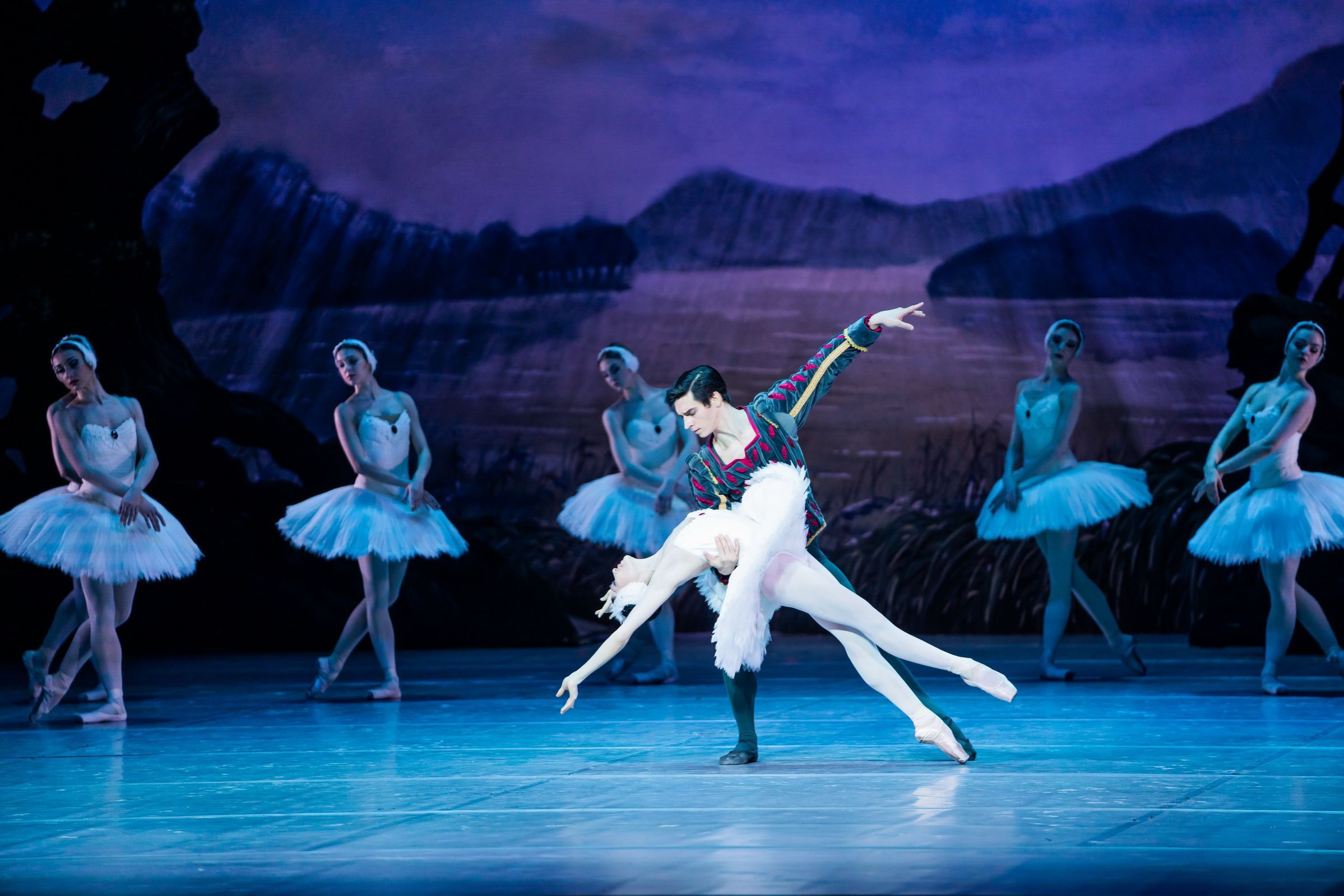 Aliya Tanykpayeva and Dmitry Timofeev in <i>Swan Lake</i> &copy; Valter Berecz/Hungarian State Opera