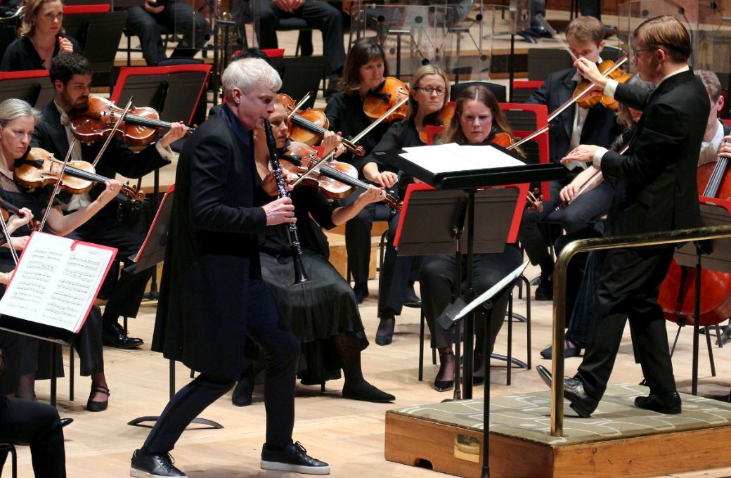Martin Fröst, Pekka Kuusisto and the Philharmonia &copy; Robert Piwko