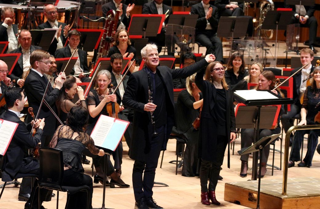 Pekka Kuusisto, Martin Fr&ouml;st, Anna Clyne and the Philharmonia &copy; Robert Piwko