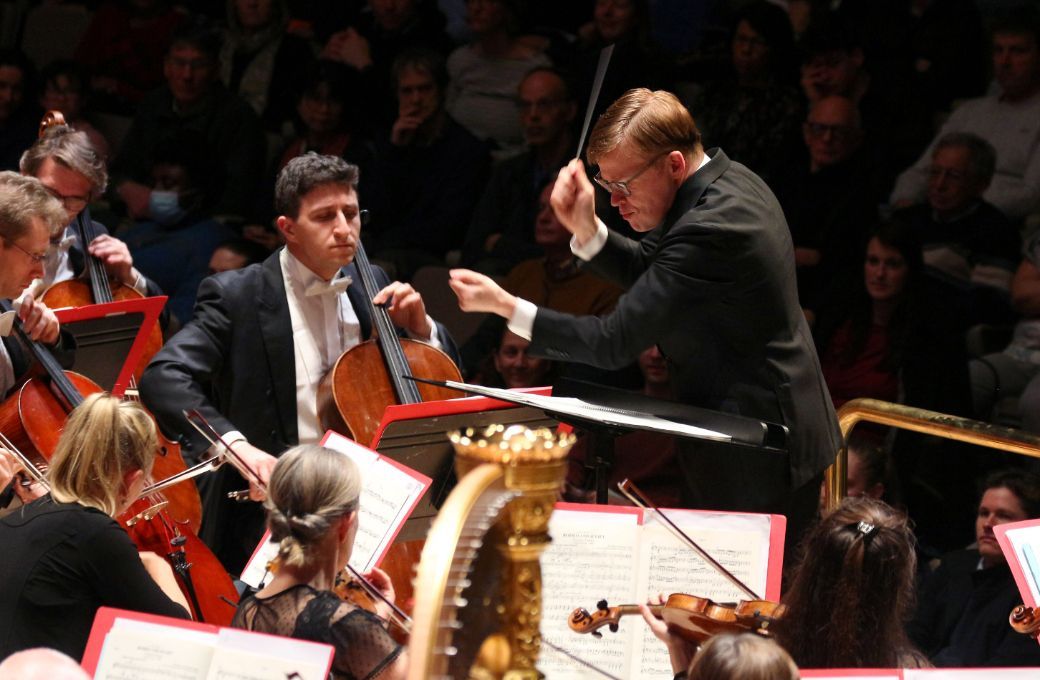 Pekka Kuusisto conducts the Philharmonia &copy; Robert Piwko