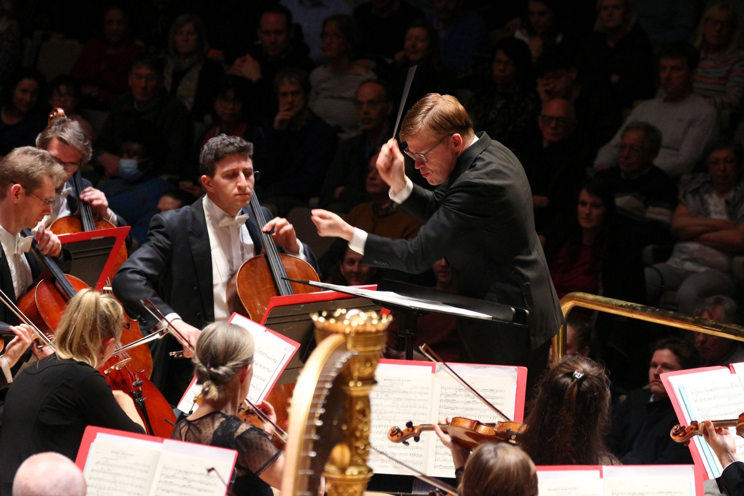 Pekka Kuusisto conducts the Philharmonia &copy; Robert Piwko