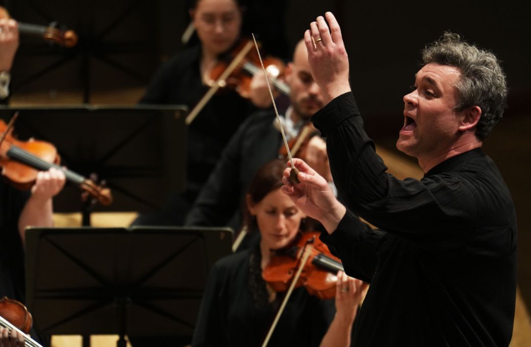 Ryan Wigglesworth conducts the Hallé &copy; Alex Burns | The Hallé