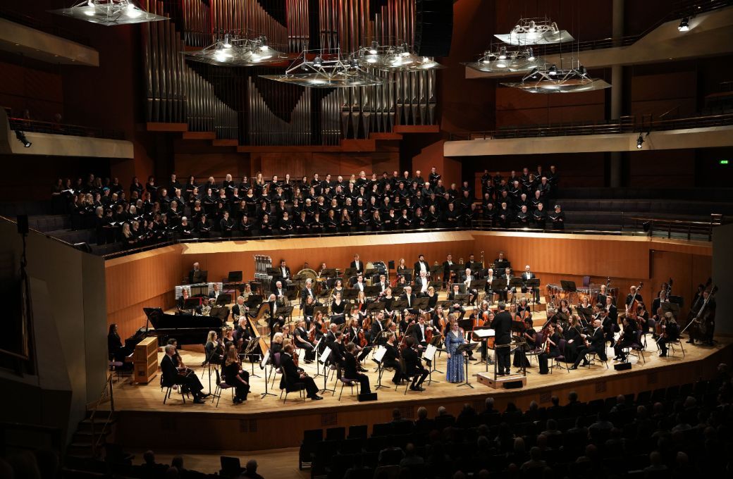 The Hall&eacute; and Hall&eacute; Choir in Bridgewater Hall &copy; Alex Burns | The Hall&eacute;