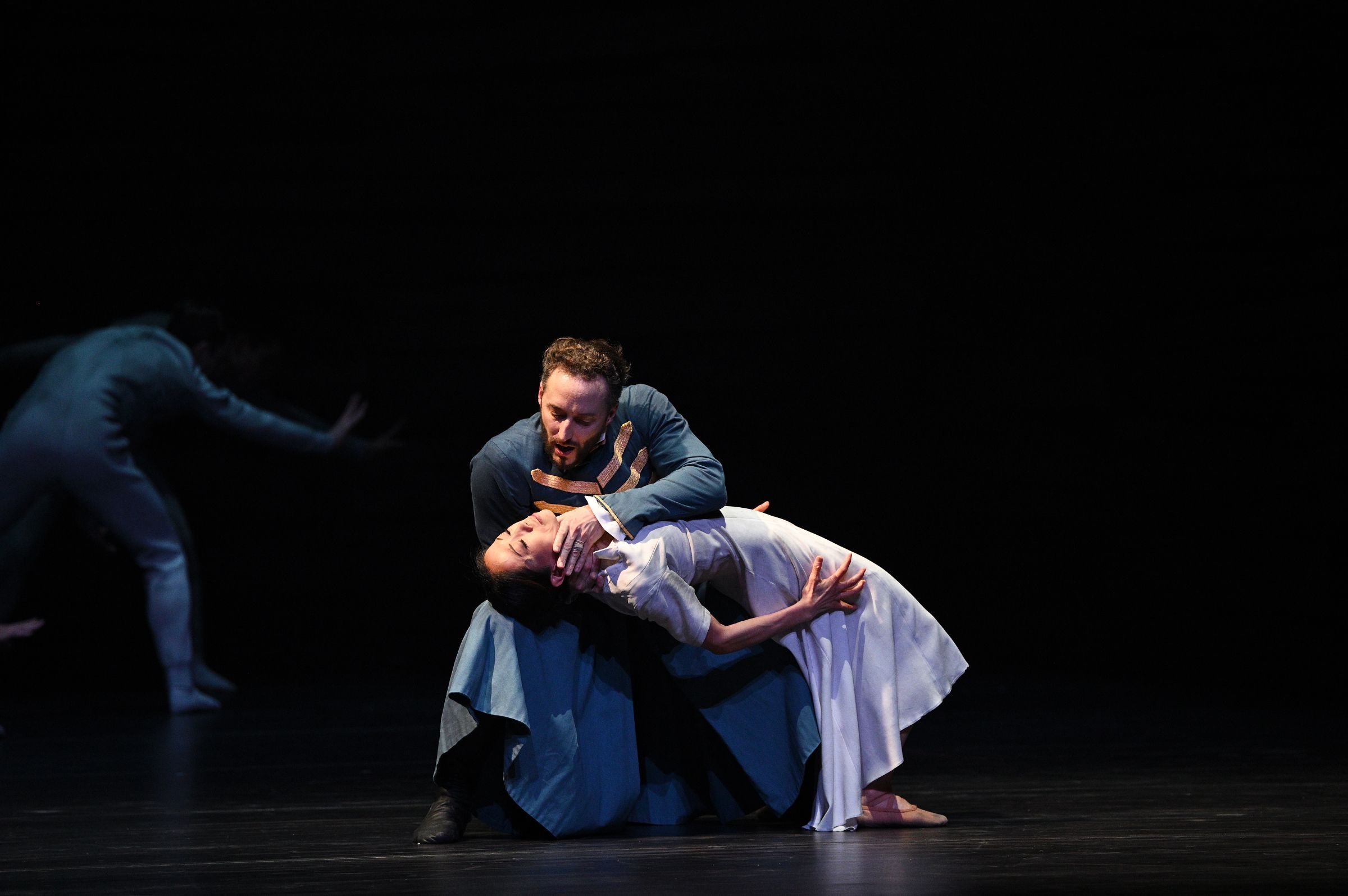 Erina Takahashi and Fabian Reimair in <i>Creature</i> &copy; Laurent Liotardo