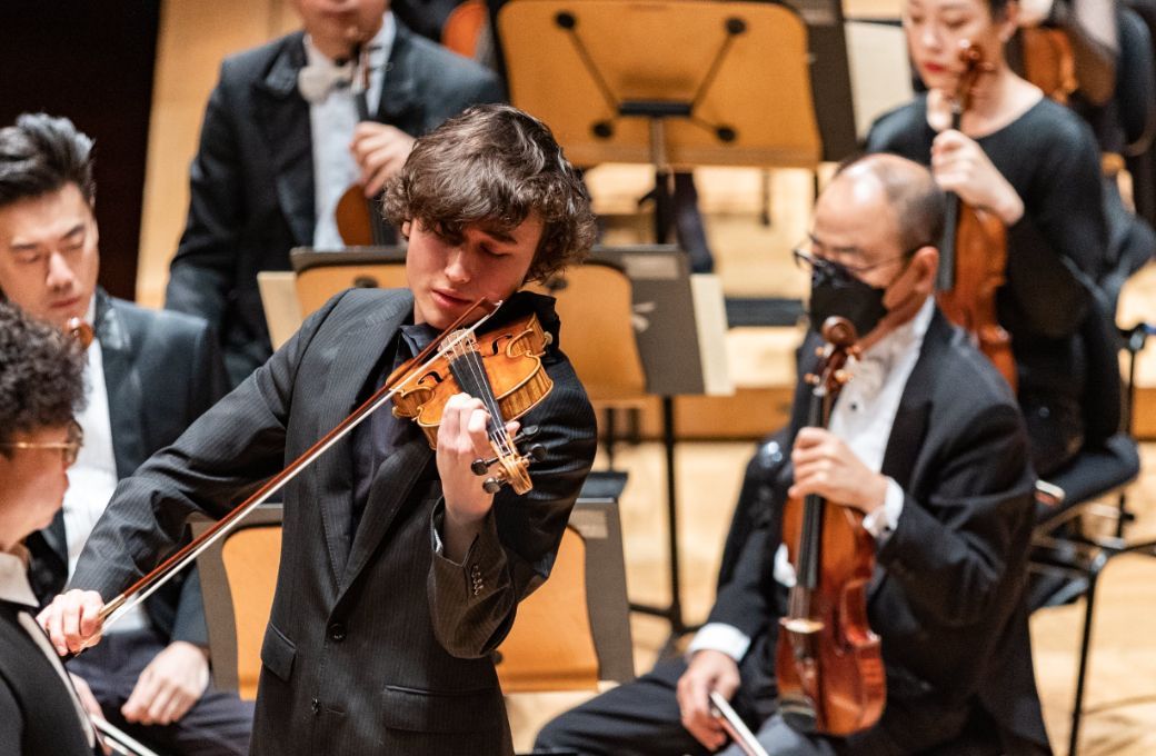 Daniel Lozakovich and the Singapore Symphony &copy; Chrisppics+ | Singapore Symphony Orchestra