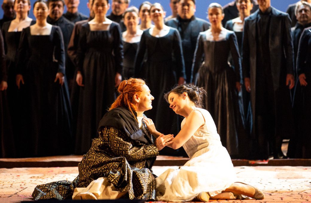Magdalena Kožen&aacute; (Idamante) und Anna Prohaska (Ilia) &copy; Bernd Uhlig