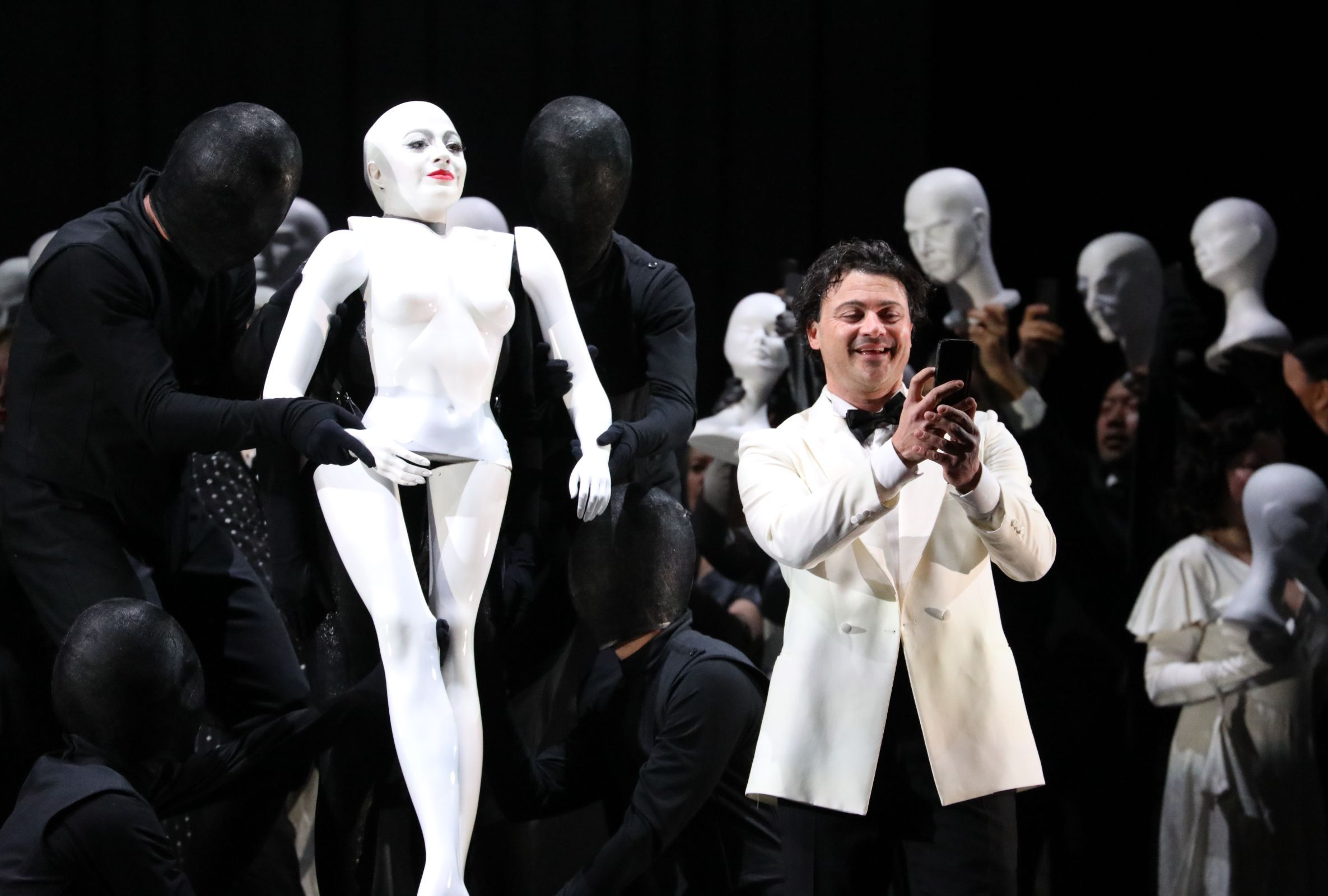 Federica Guida (Olympia) and Vittorio Grigolo (Hoffmann) &copy; Brescia &amp; Amisano | Teatro alla Scala