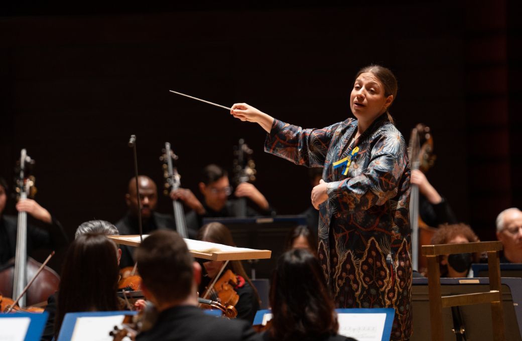 Dalia Stasevska conducts the Philadelphia Orchestra © Margo Reed