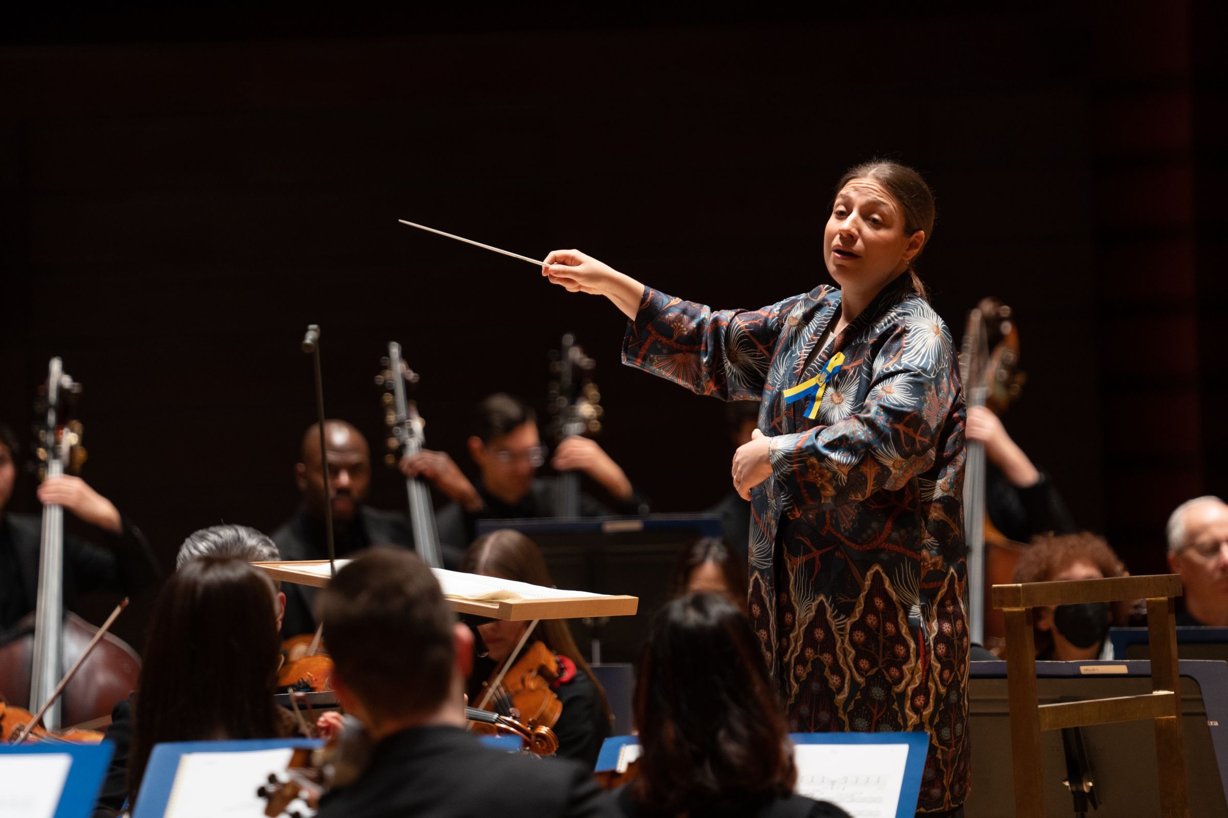 Dalia Stasevska conducts the Philadelphia Orchestra © Margo Reed