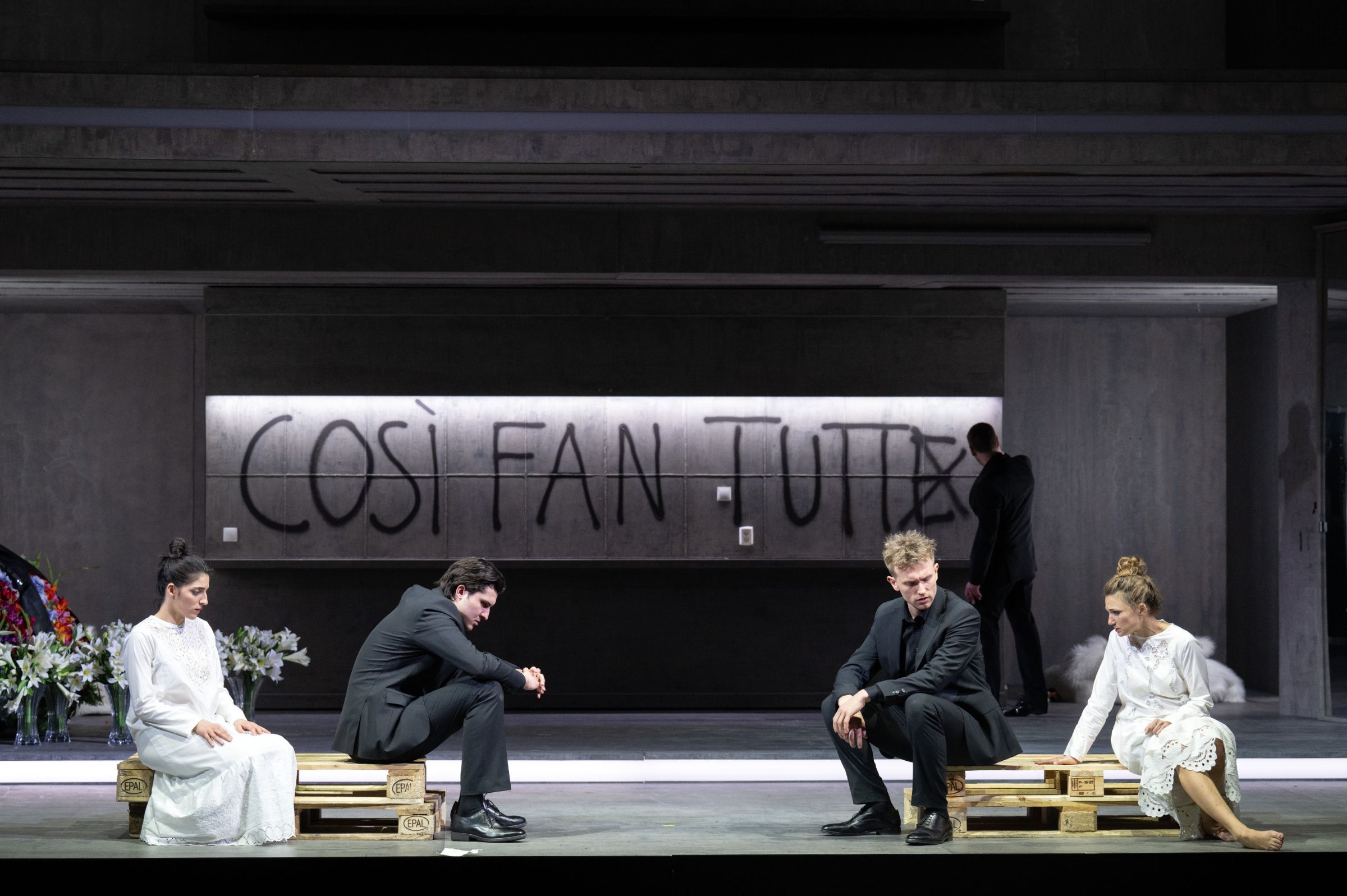 Susan Zarrabi, Caspar Singh (Ferrando), Hubert Zapiór (Guglielmo) und Nadja Mchantaf &copy; Monika Rittershaus