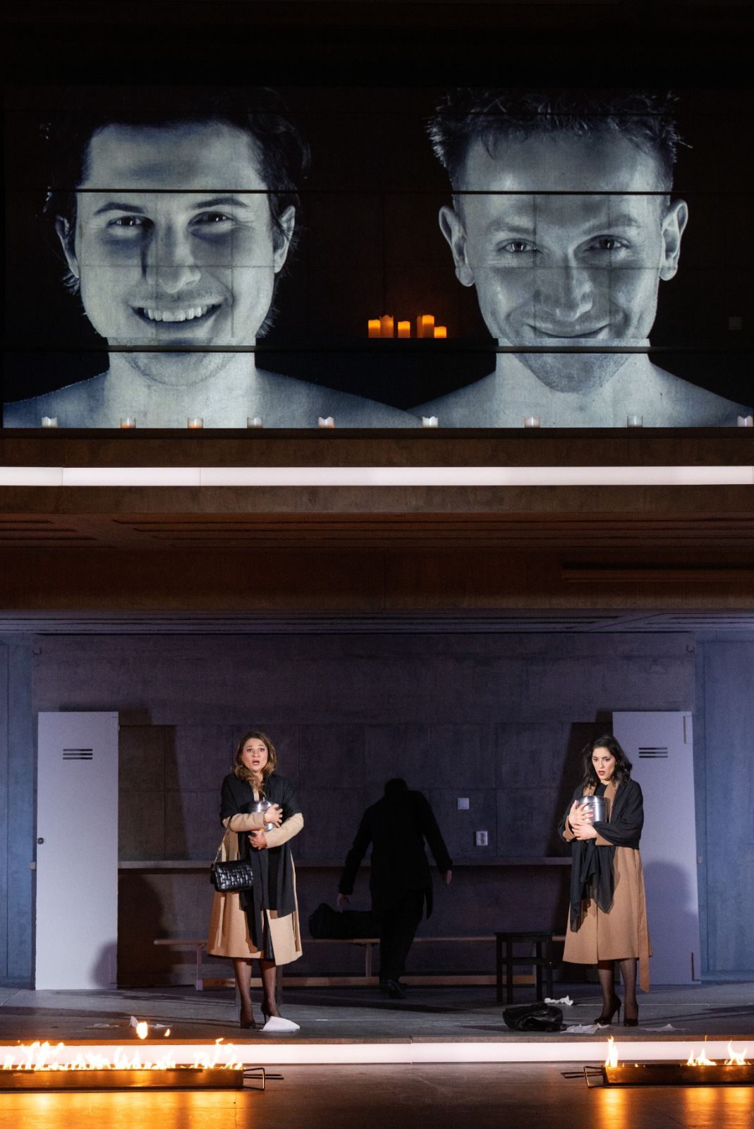 Nadja Mchantaf (Fiordiligi) und Susan Zarrabi (Dorabella) &copy; Monika Rittershaus