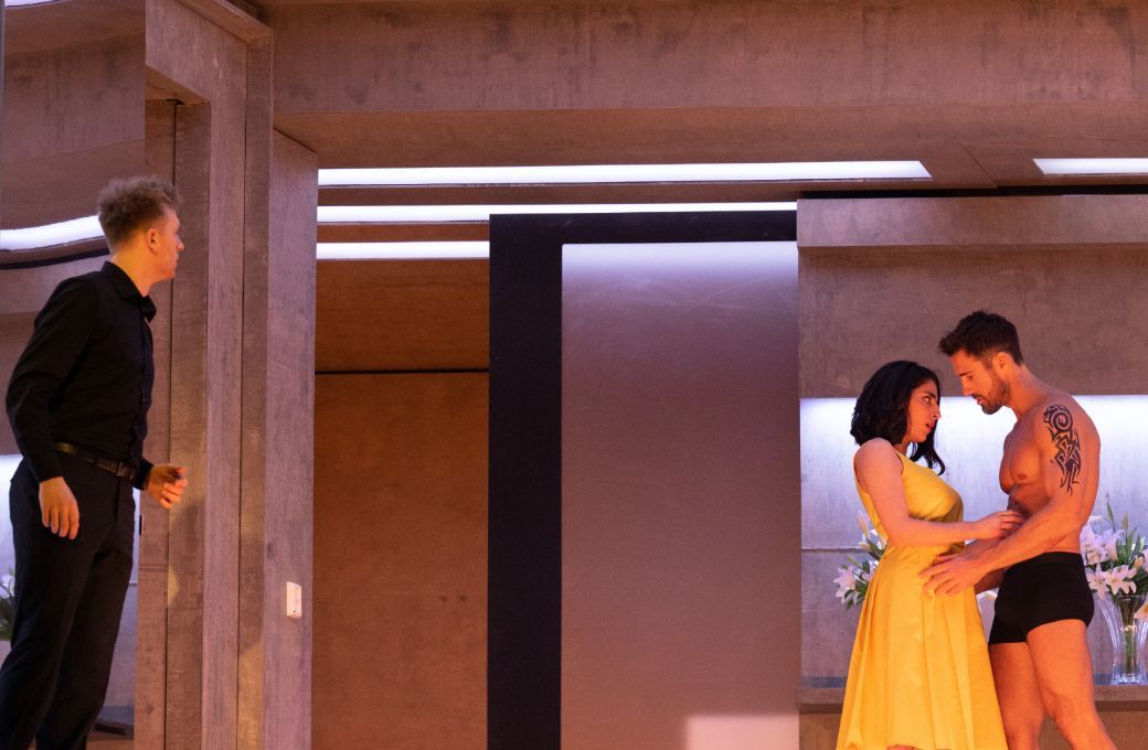 Hubert Zapi&oacute;r (Guglielmo), Susan Zarrabi (Dorabella) und Goran Jurenec (Tizio) &copy; Monika Rittershaus