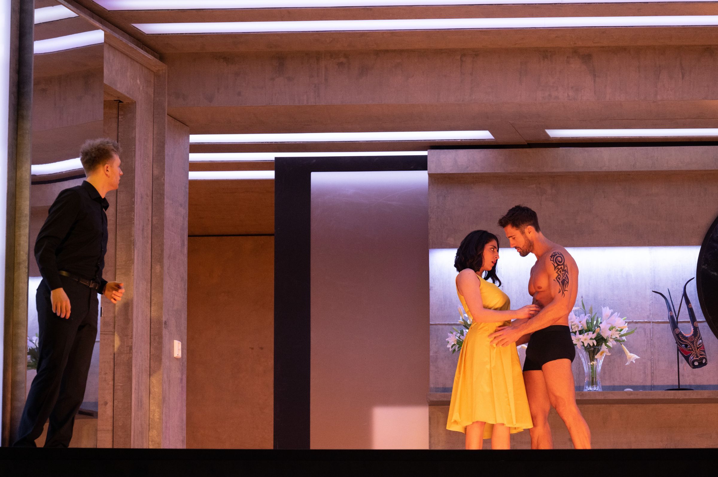 Hubert Zapiór (Guglielmo), Susan Zarrabi (Dorabella) und Goran Jurenec (Tizio) &copy; Monika Rittershaus