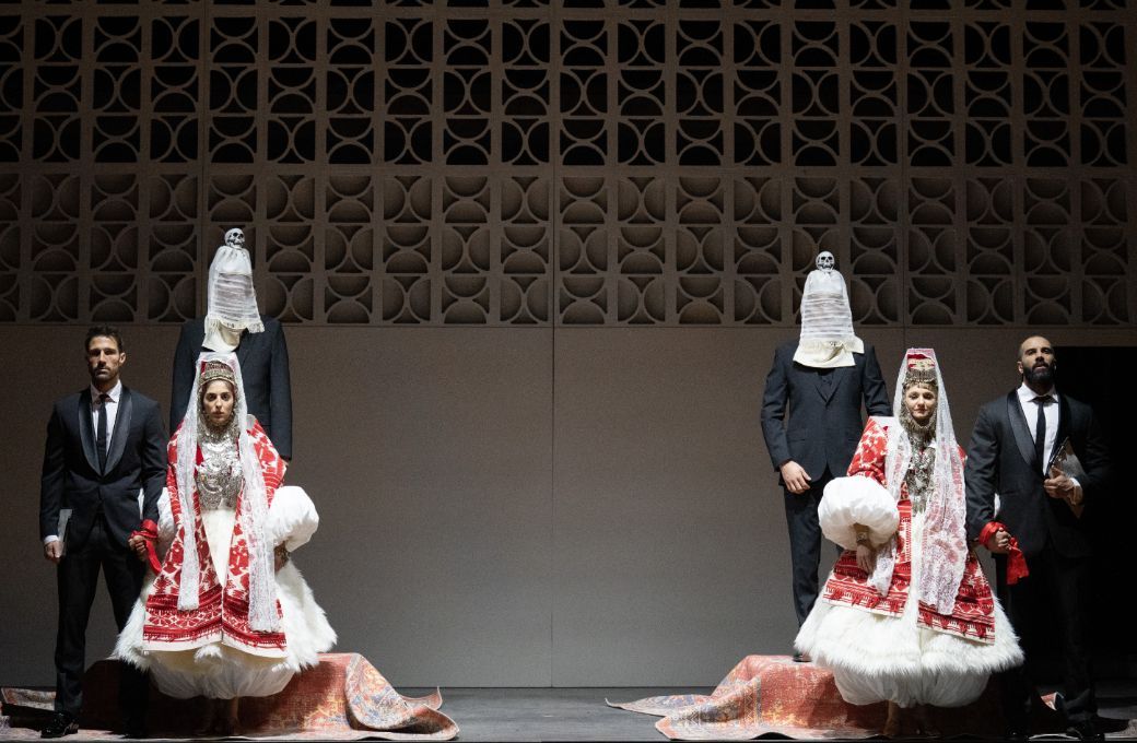 Goran Jurenec (Tizio), Susan Zarrabi, Nadja Mchantaf und Amer El-Erwadi (Sempronio) &copy; Monika Rittershaus