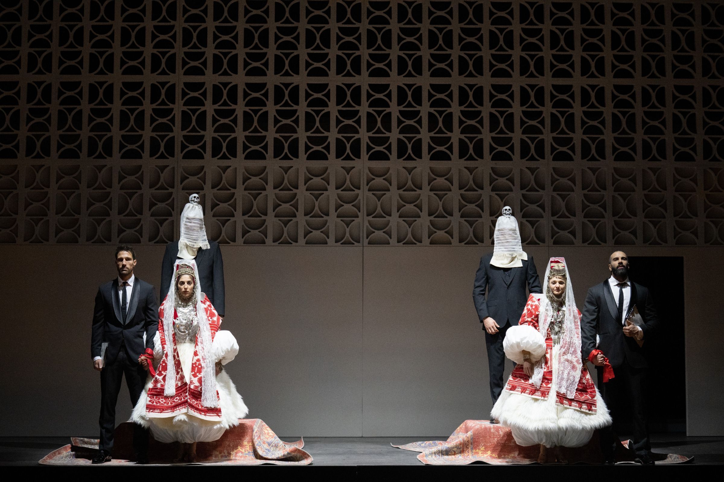 Goran Jurenec (Tizio), Susan Zarrabi, Nadja Mchantaf und Amer El-Erwadi (Sempronio) &copy; Monika Rittershaus