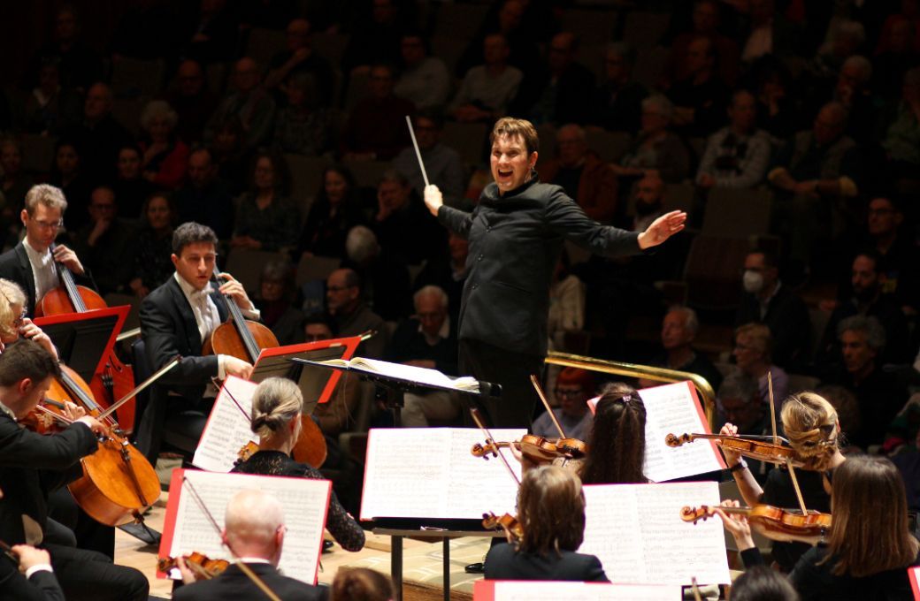 Alexander Soddy conducts the Philharmonia &copy; Robert Piwko