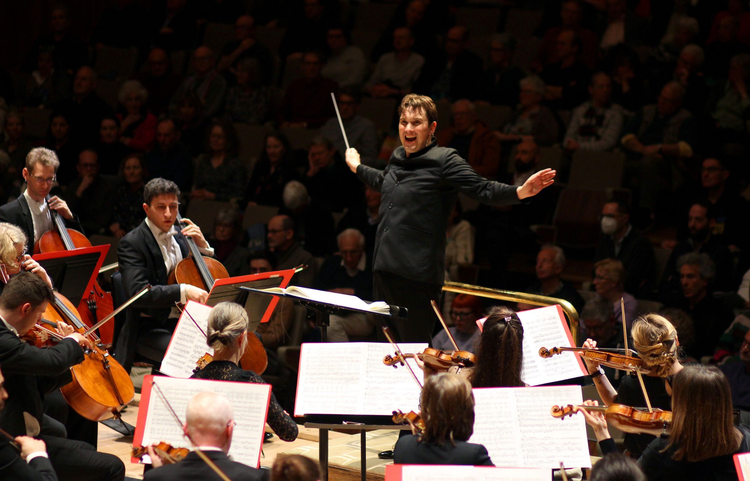 Alexander Soddy conducts the Philharmonia &copy; Robert Piwko