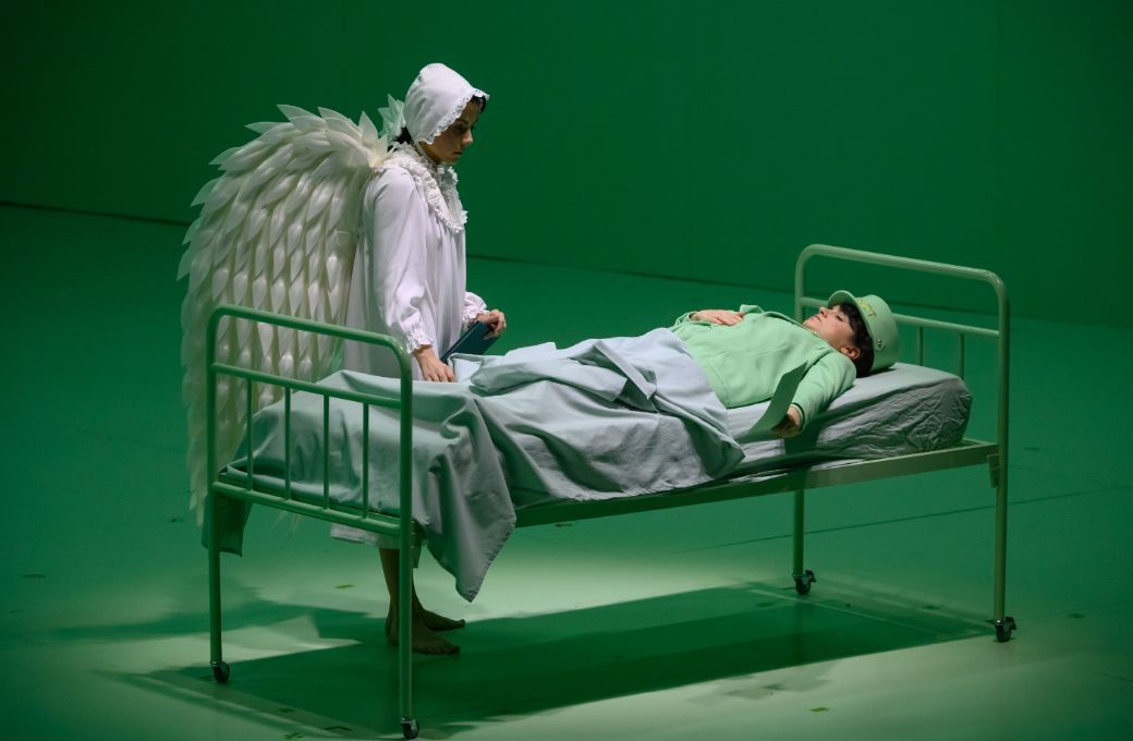 Un &aacute;ngel y Lidia Vinyes-Curtis (Alexina/Abel) &copy; A. Bofill | Gran Teatre del Liceu
