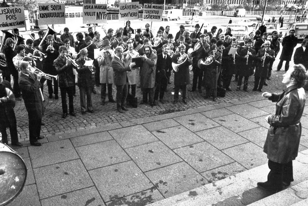 Jorma Panula conducts a protest outside the Finnish Parliament against a musical instrument tax © Jarmo Matilainen | Public Domain