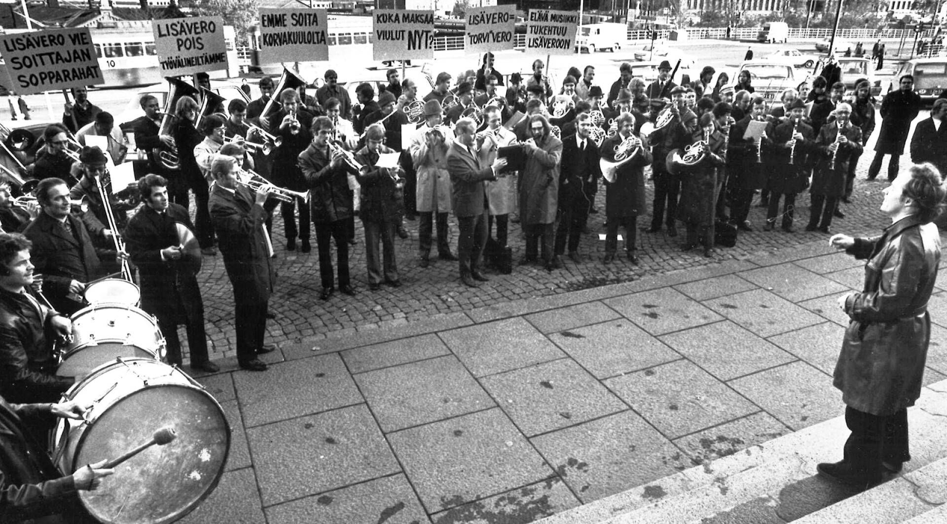 Jorma Panula conducts a protest outside the Finnish Parliament against a musical instrument tax © Jarmo Matilainen | Public Domain