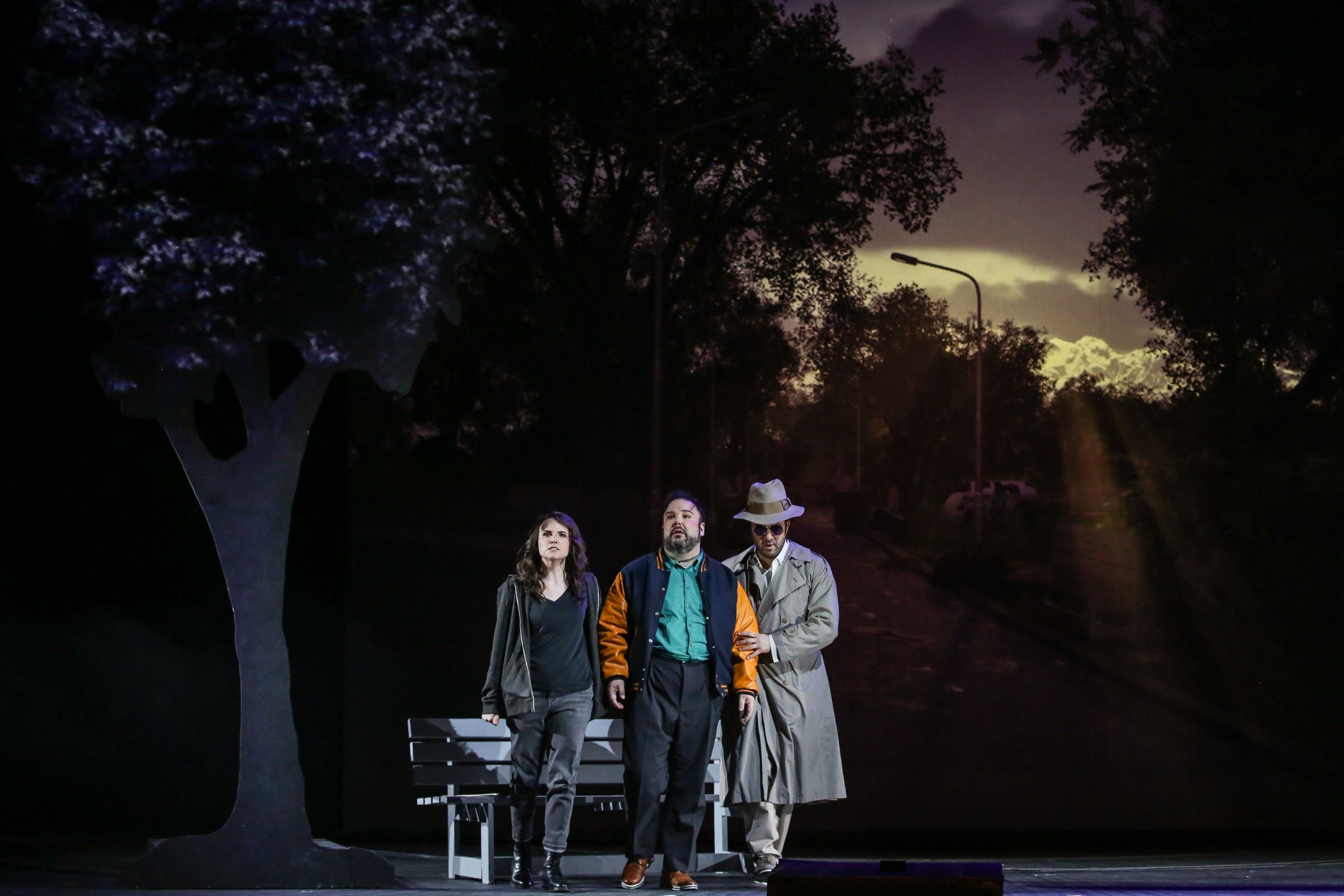 Rebecca Nelsen (Lara Lechner), Timothy Fallon (Friedrich Quant) und Orhan Yildiz (Dieter Urban) &copy; Barbara Pálffy | Volksoper Wien