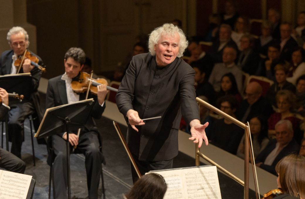 Simon Rattle dirigiert die Staatskapelle beim Abonnementkonzert in der Staatsoper Unter den Linden &copy; Peter Adamik