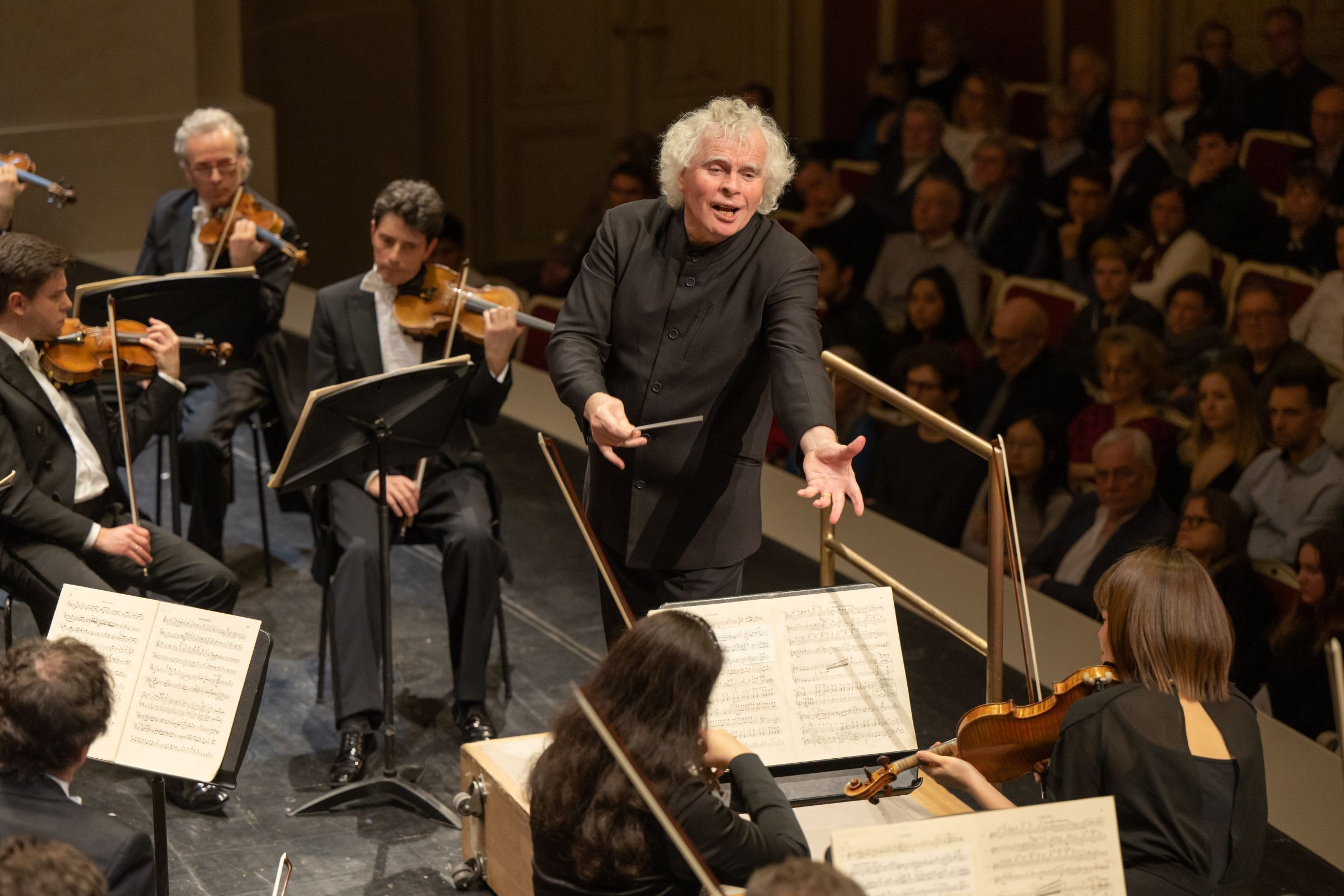 Simon Rattle dirigiert die Staatskapelle beim Abonnementkonzert in der Staatsoper Unter den Linden © Peter Adamik