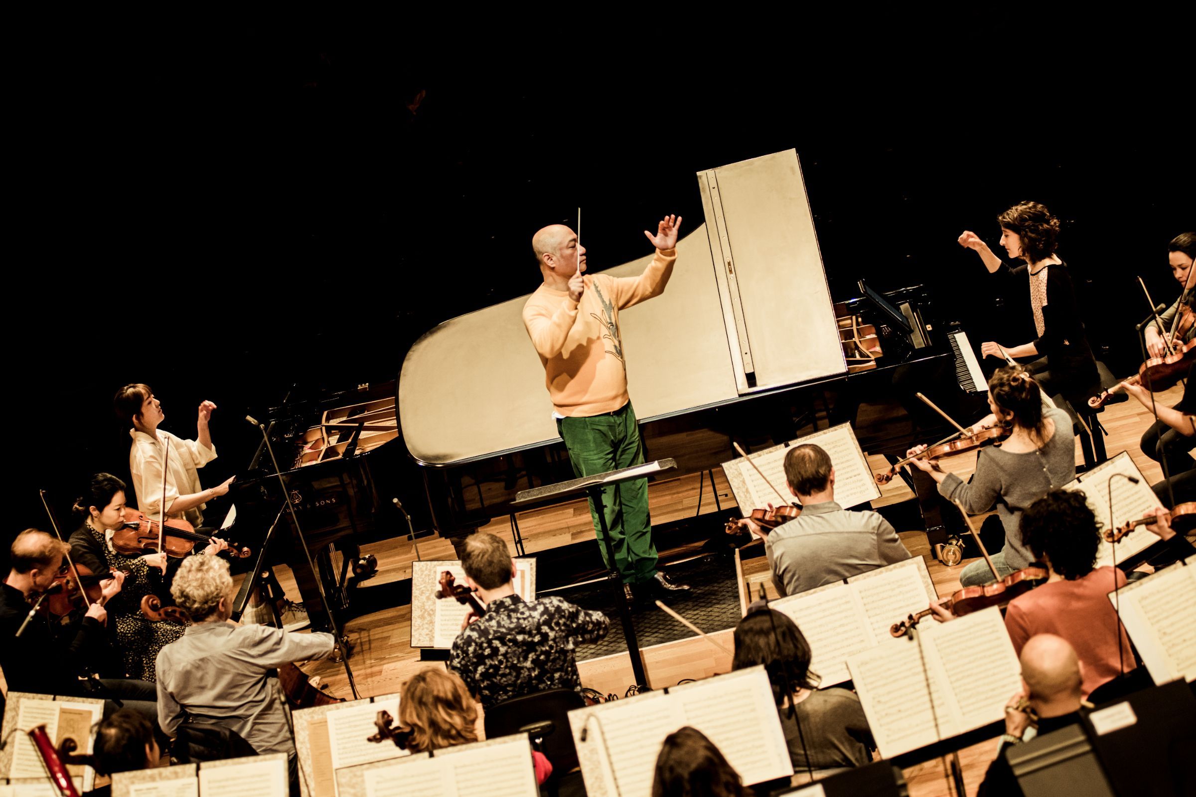 Xu Zhong en répétition avec Nathalia Milstein, Jieni Wan et l'Orchestre de Paris &copy; Mathias Benguigui