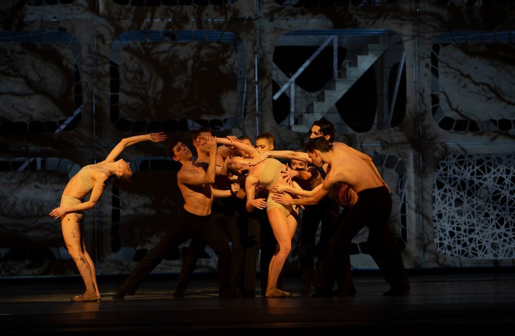 Polish National Ballet in Anna Hop's <i>Exodus</i> © Ewa Krasucka
