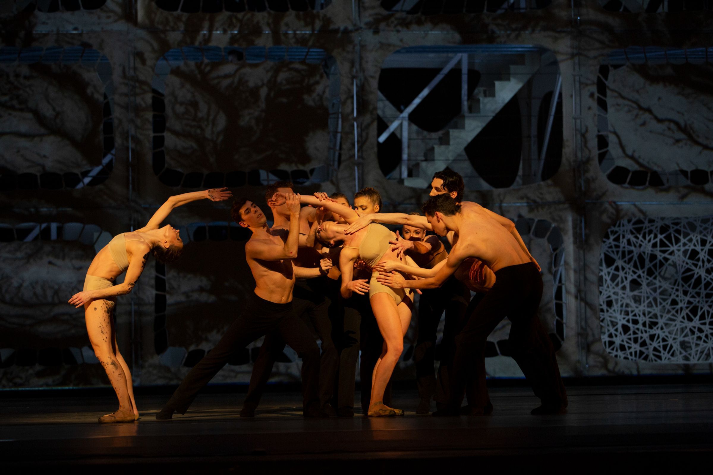 Polish National Ballet in Anna Hop's <i>Exodus</i> © Ewa Krasucka