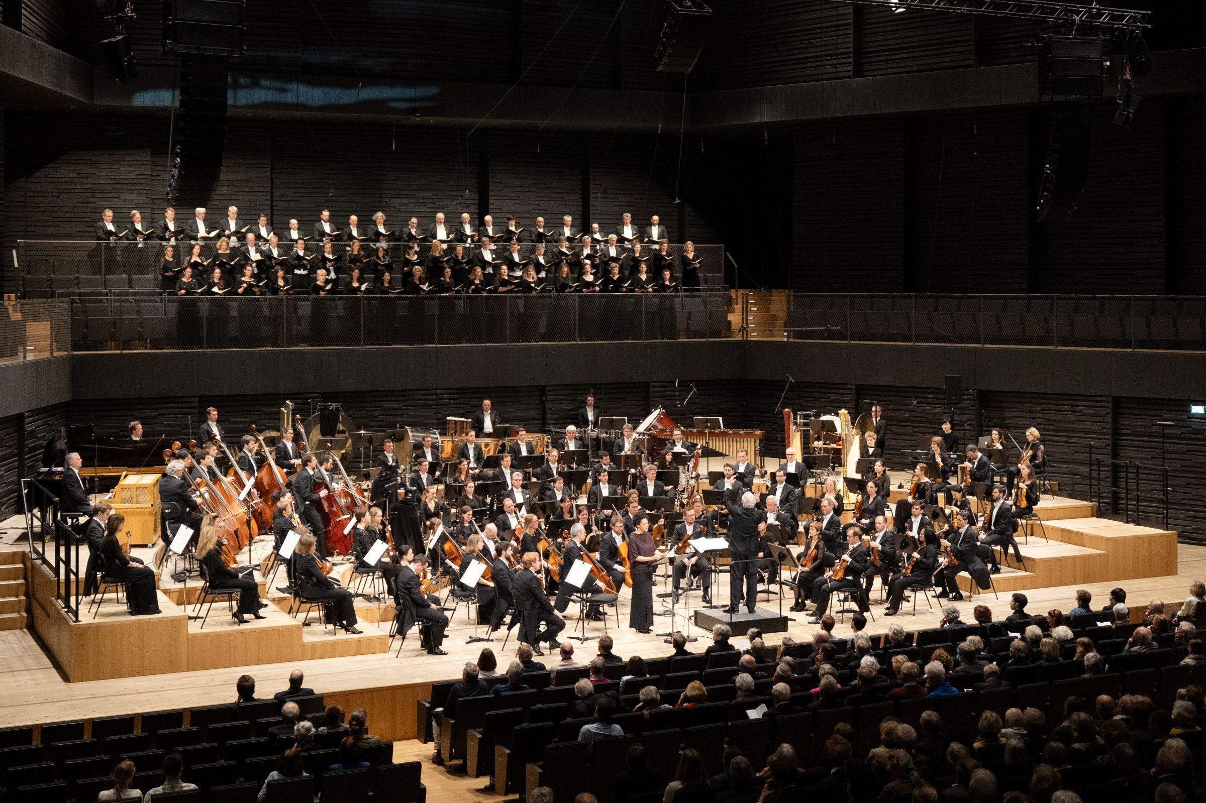 Manfred Honeck und Julia Bullock mit dem Symphonieorchester und Chor des Bayerischen Rundfunks &copy; Astrid Ackermann