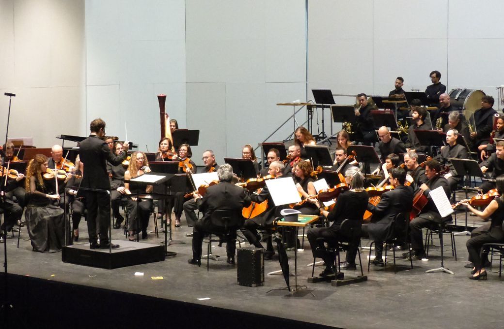 Andr&eacute;s Salado al frente de la Orquesta de Extremadura en Badajoz &copy; Orquesta de Extremadura