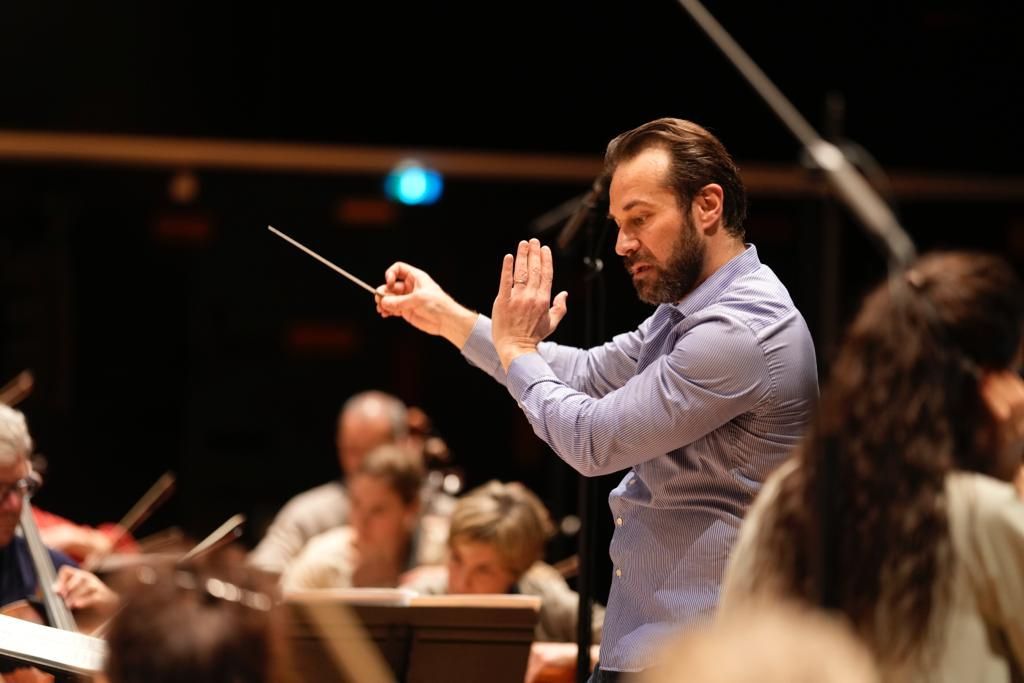 Fabien Gabel en répétition avec l'Orchestre Philharmonique de Radio France © Christophe Abramowitz