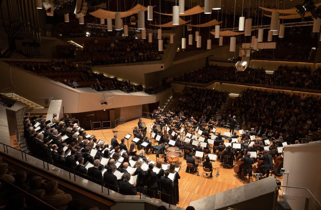 The Staatsopernchor and Staatskapelle Berlin © Peter Adamik
