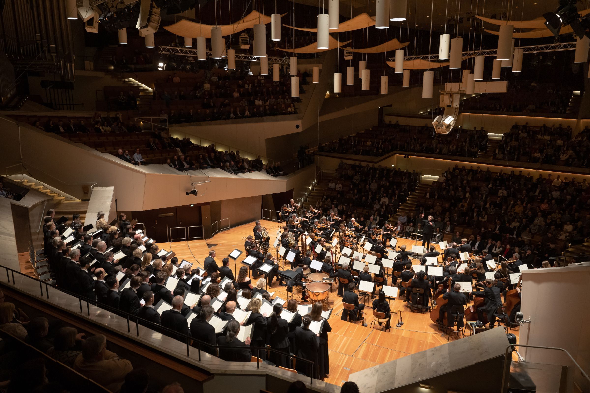 The Staatsopernchor and Staatskapelle Berlin &copy; Peter Adamik