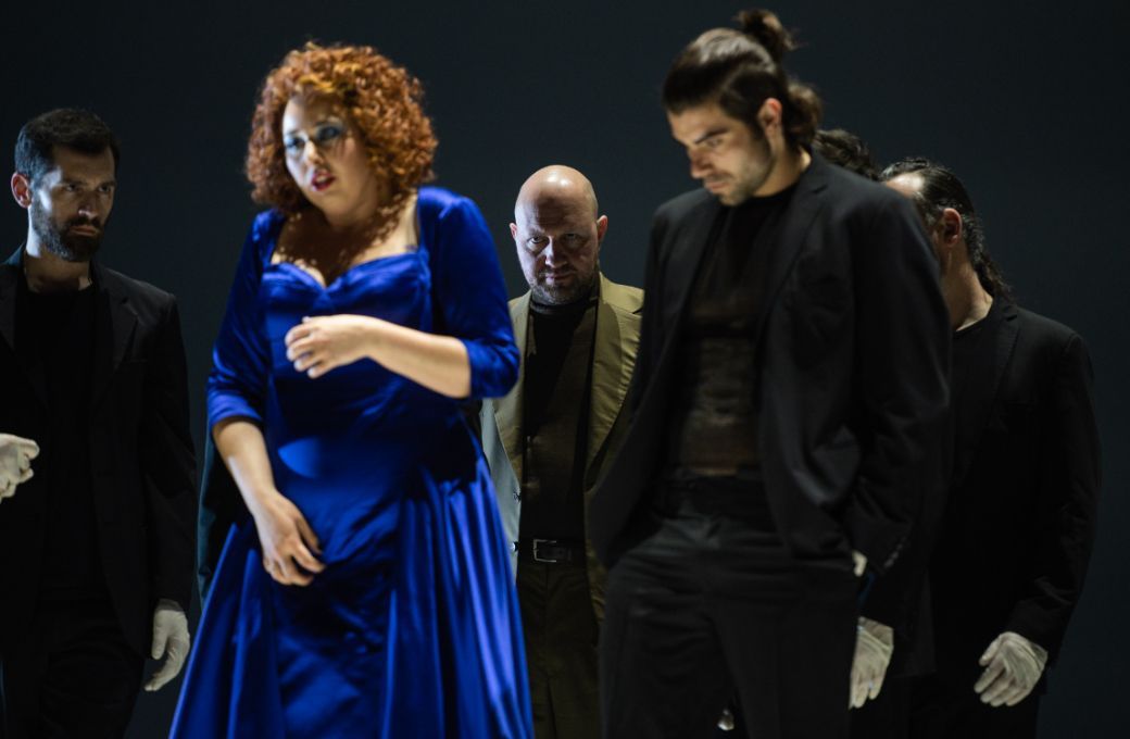 Szilvia V&ouml;r&ouml;s (Judith) and Mikhail Petrenko (Bluebeard, in background) &copy; Opera di Roma | Fabrizio Sansoni