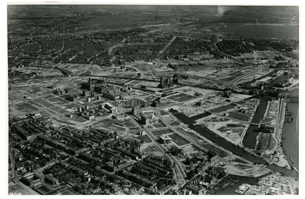 Rotterdam in 1946, showing Coolsingel leading to Hofplein, the location of the original Doelenzaal. © Stadsarchief Rotterdam | Public Domain