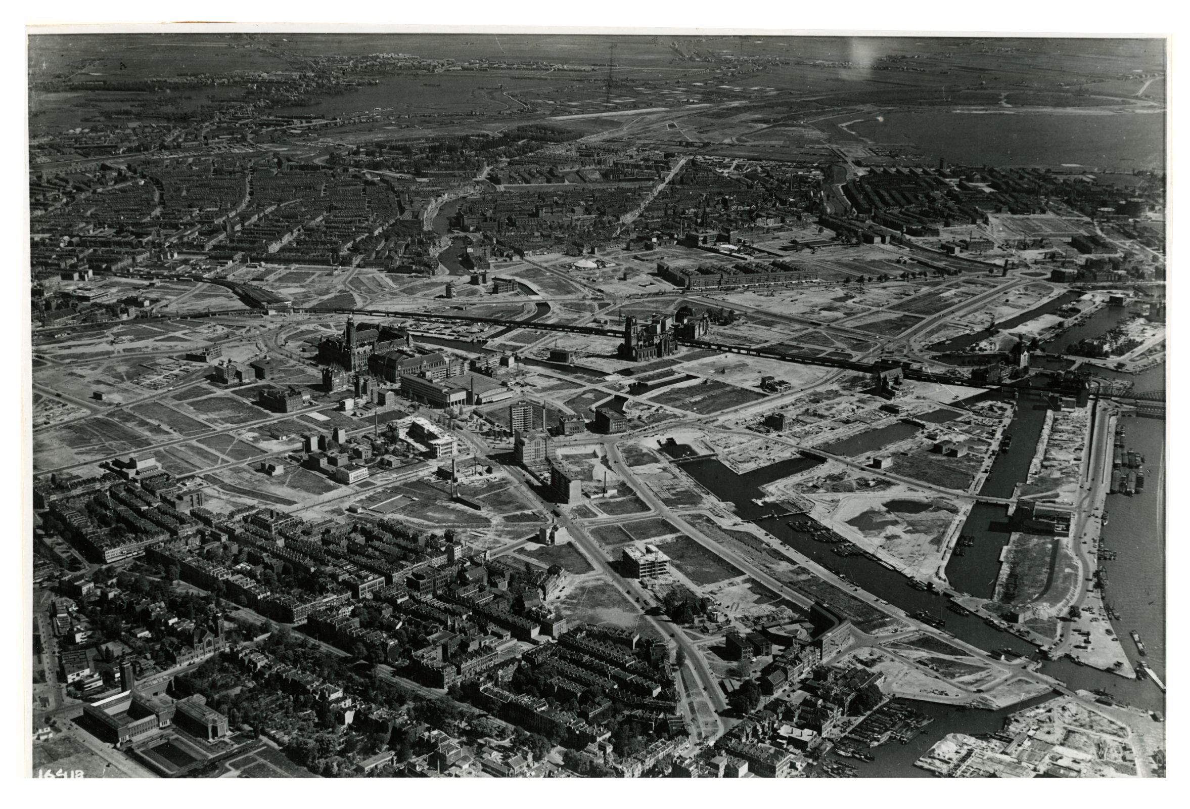 Rotterdam in 1946, showing Coolsingel leading to Hofplein, the location of the original Doelenzaal. &copy; Stadsarchief Rotterdam | Public Domain