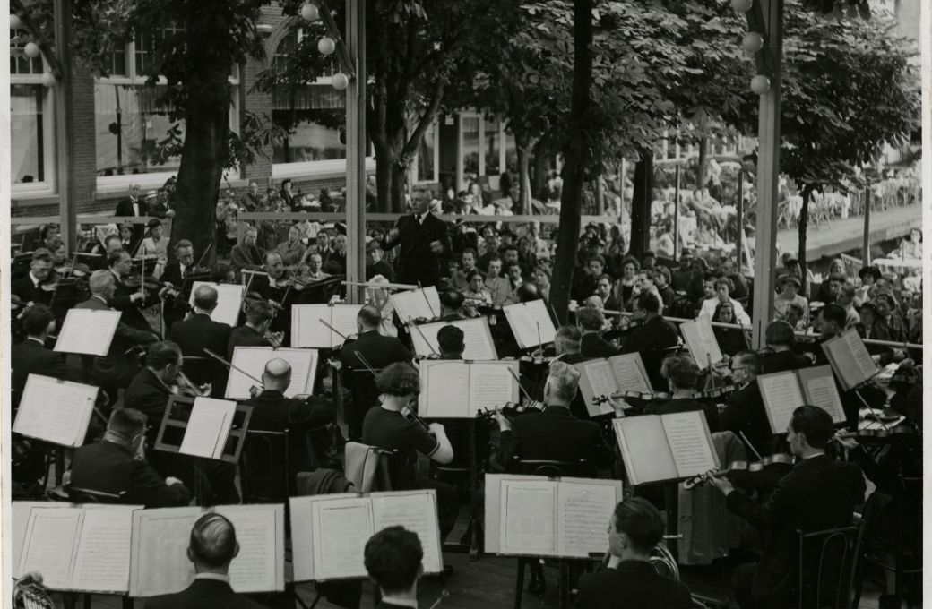 Eduard Flipse and RPhO give an outdoor concert after the destruction of the Doelenzaal, June 1940 &copy; Stadsarchief Rotterdam | Public Domain