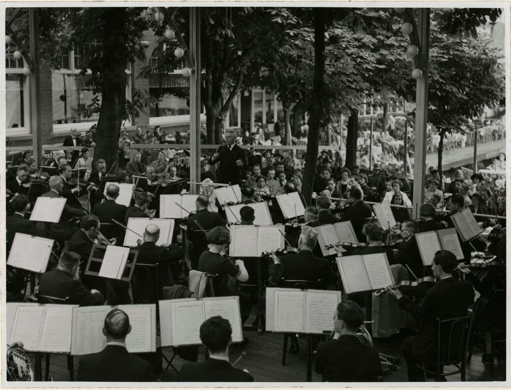 Eduard Flipse and RPhO give an outdoor concert after the destruction of the Doelenzaal, June 1940 &copy; Stadsarchief Rotterdam | Public Domain