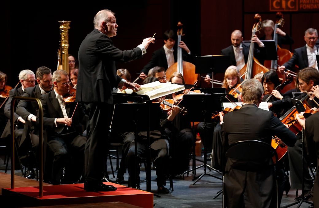 François-Xavier Roth conducts the Gürzenich Orchester Köln © Caroline Doutre