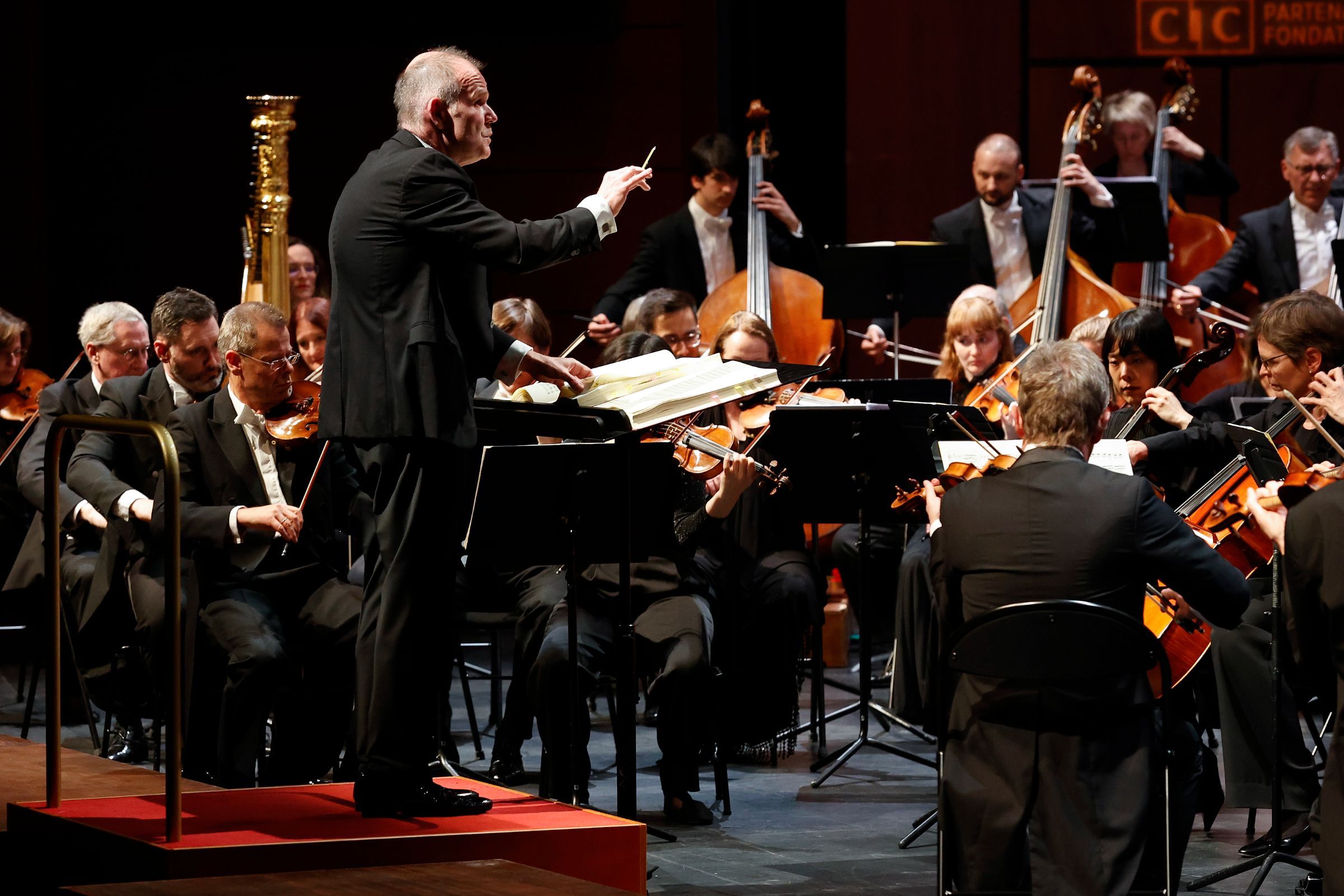 François-Xavier Roth conducts the Gürzenich Orchester Köln © Caroline Doutre