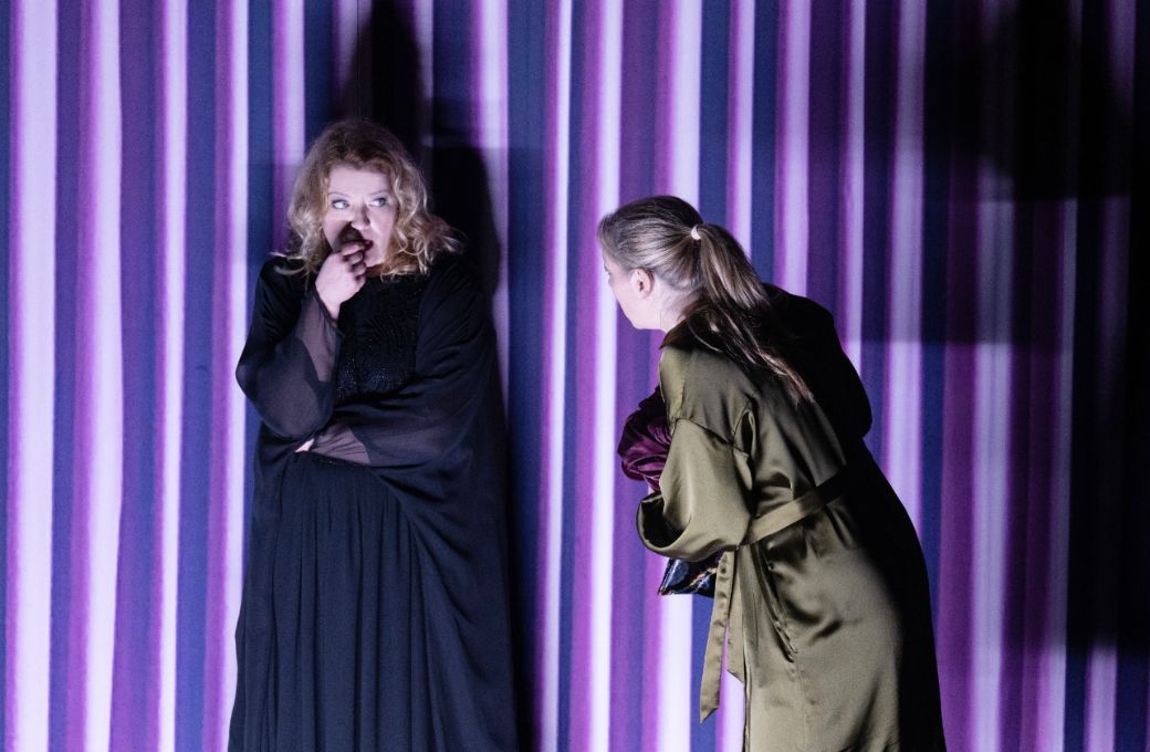 Aile Asszonyi (Elektra) und Jennifer Holloway (Chrysothemis) &copy; Monika Rittershaus