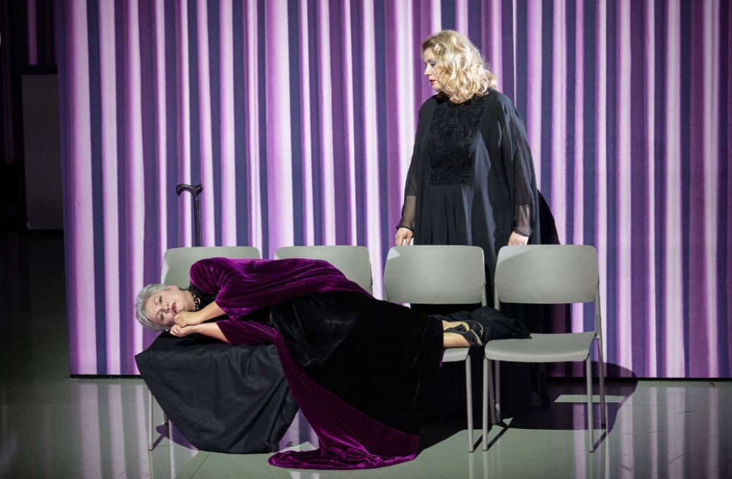 Susan Bullock (Klyt&auml;mnestra) und Aile Asszonyi (Elektra) &copy; Monika Rittershaus