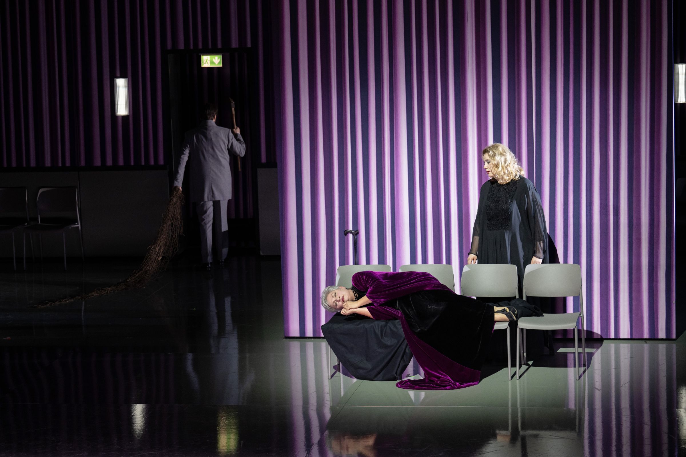 Susan Bullock (Klytämnestra) und Aile Asszonyi (Elektra) &copy; Monika Rittershaus