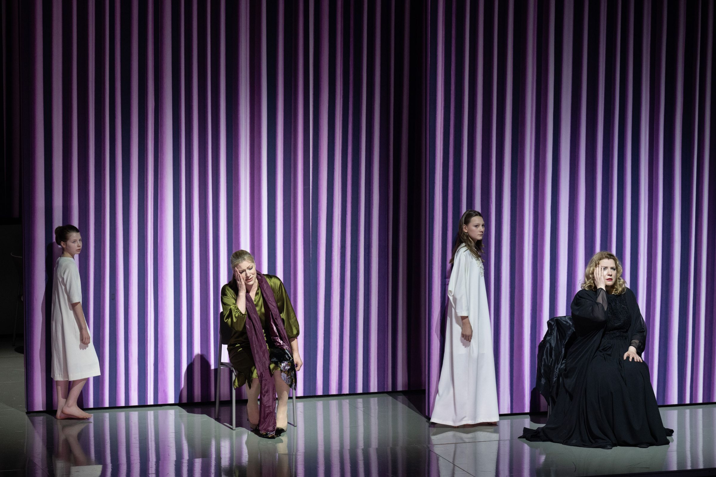 Jennifer Holloway (Chrysothemis) und Aile Asszonyi (Elektra) &copy; Monika Rittershaus